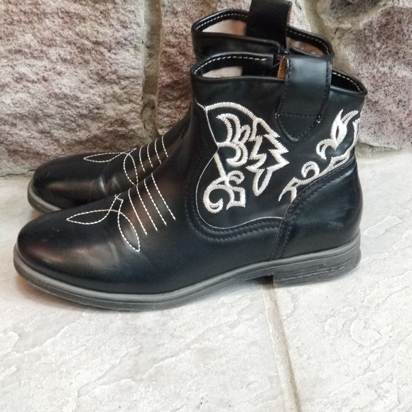 Momo black & white embroidered ankle booties 7.5M women's - Picture 1 of 8